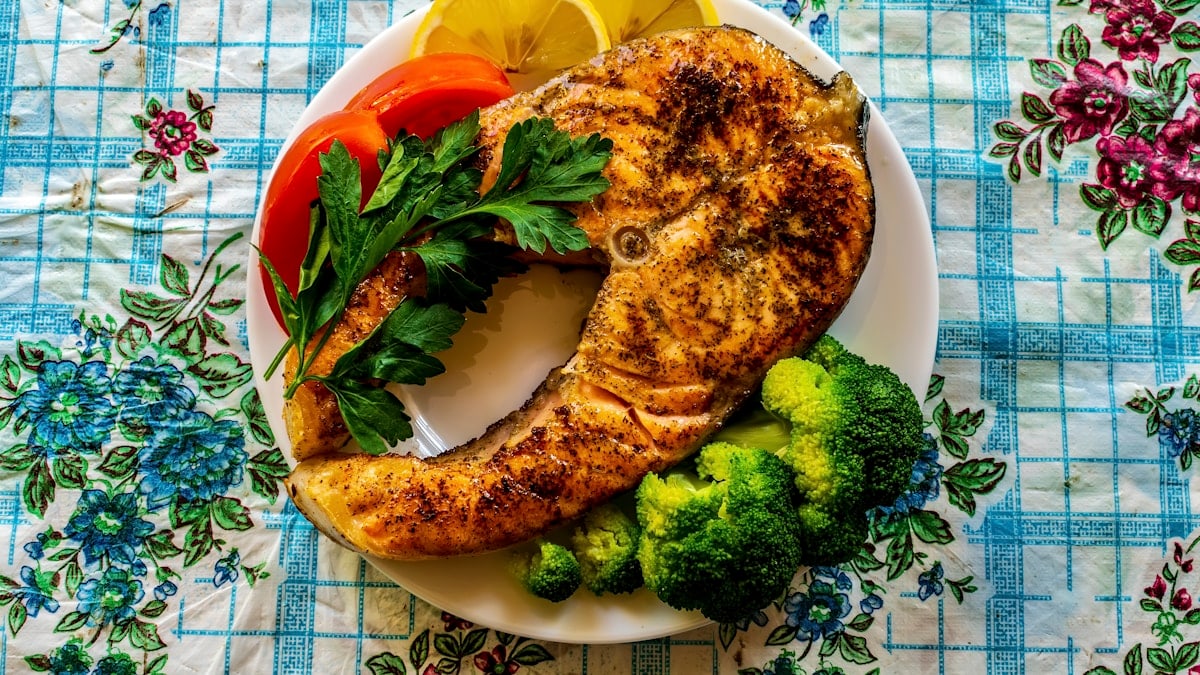 I bought one steak with redfish. Fried on a pan with spices. Served on the plate with a few slices of tomato and lemon and added some broccoli and parsley.